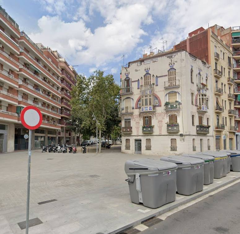 Quatre detinguts mentre fugien després de cometre un butró a una botiga de telefonia de Barcelona