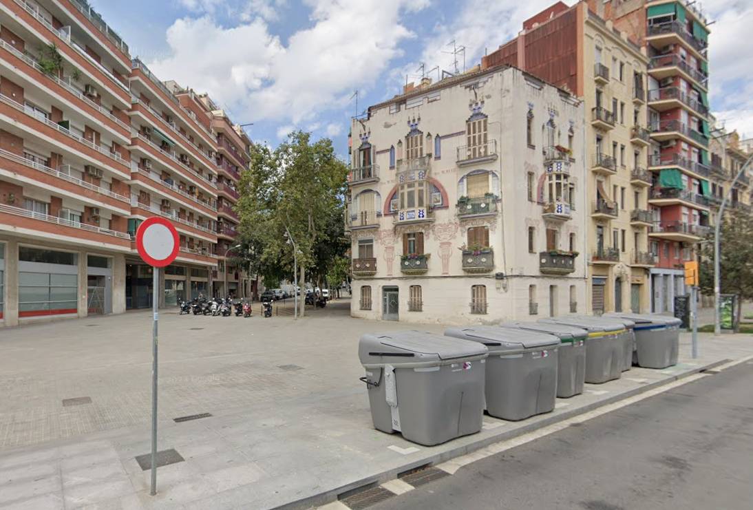 Quatre detinguts mentre fugien després de cometre un butró a una botiga de telefonia de Barcelona