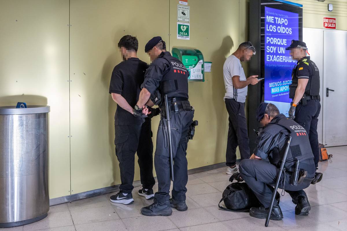 FOTOS | 59 identificats i una detenció en un operatiu policial a Sabadell Nord