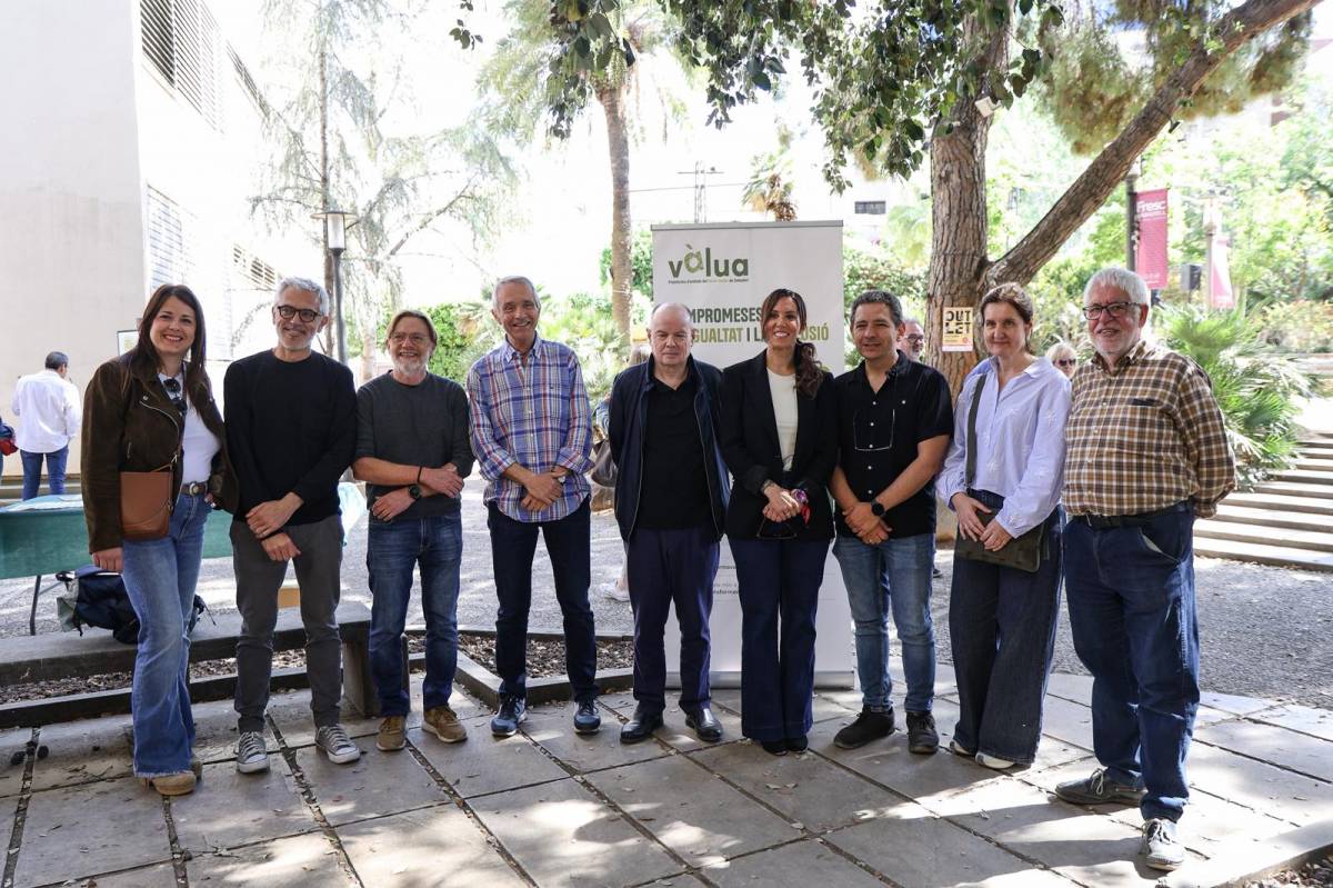 L'alcaldessa de Sabadell, Marta Farrés, amb els diferents representants de les entitats que formen Vàlua - VÍCTOR CASTILLO