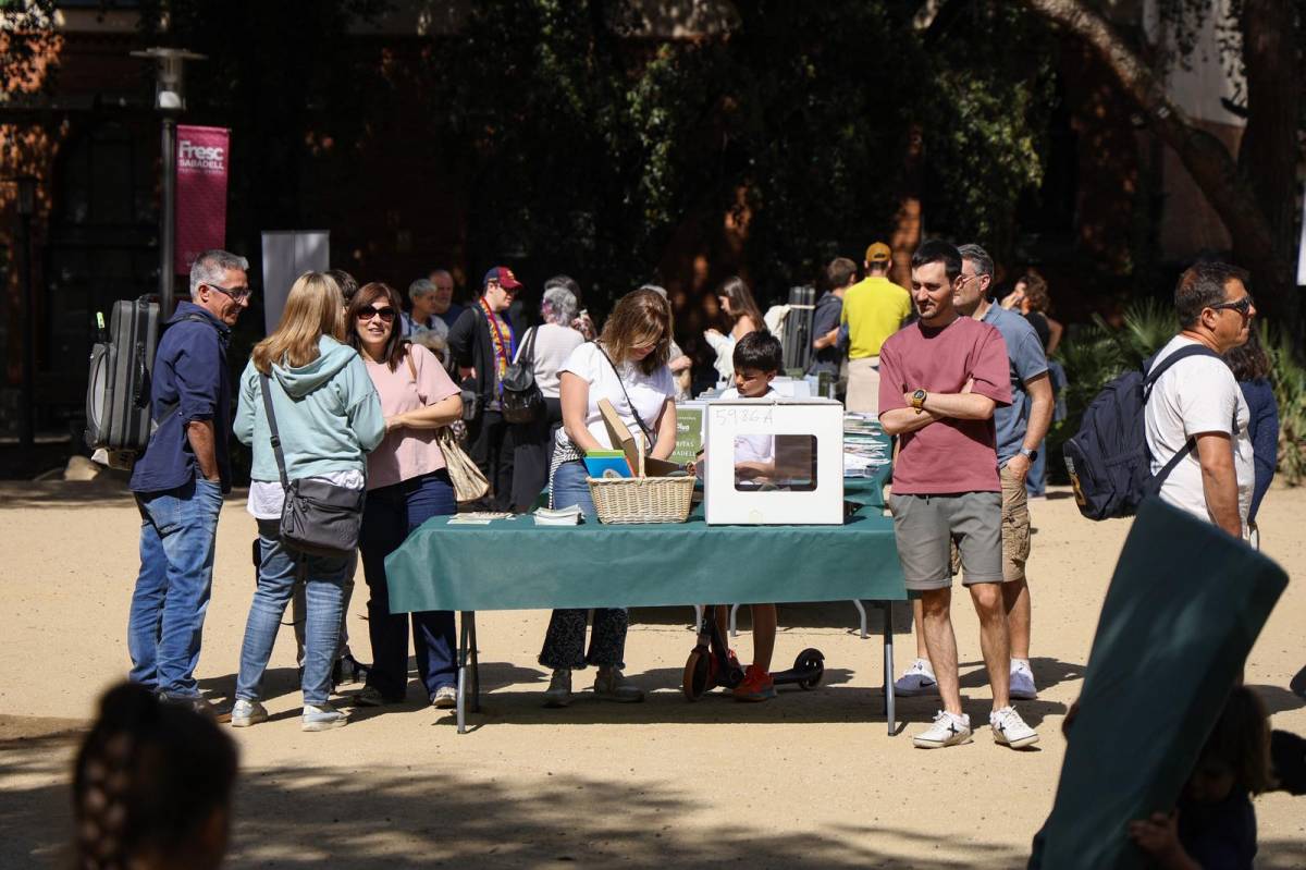 La tercera Mostra d’Entitats de la Plataforma Vàlua  - VÍCTOR CASTILLO