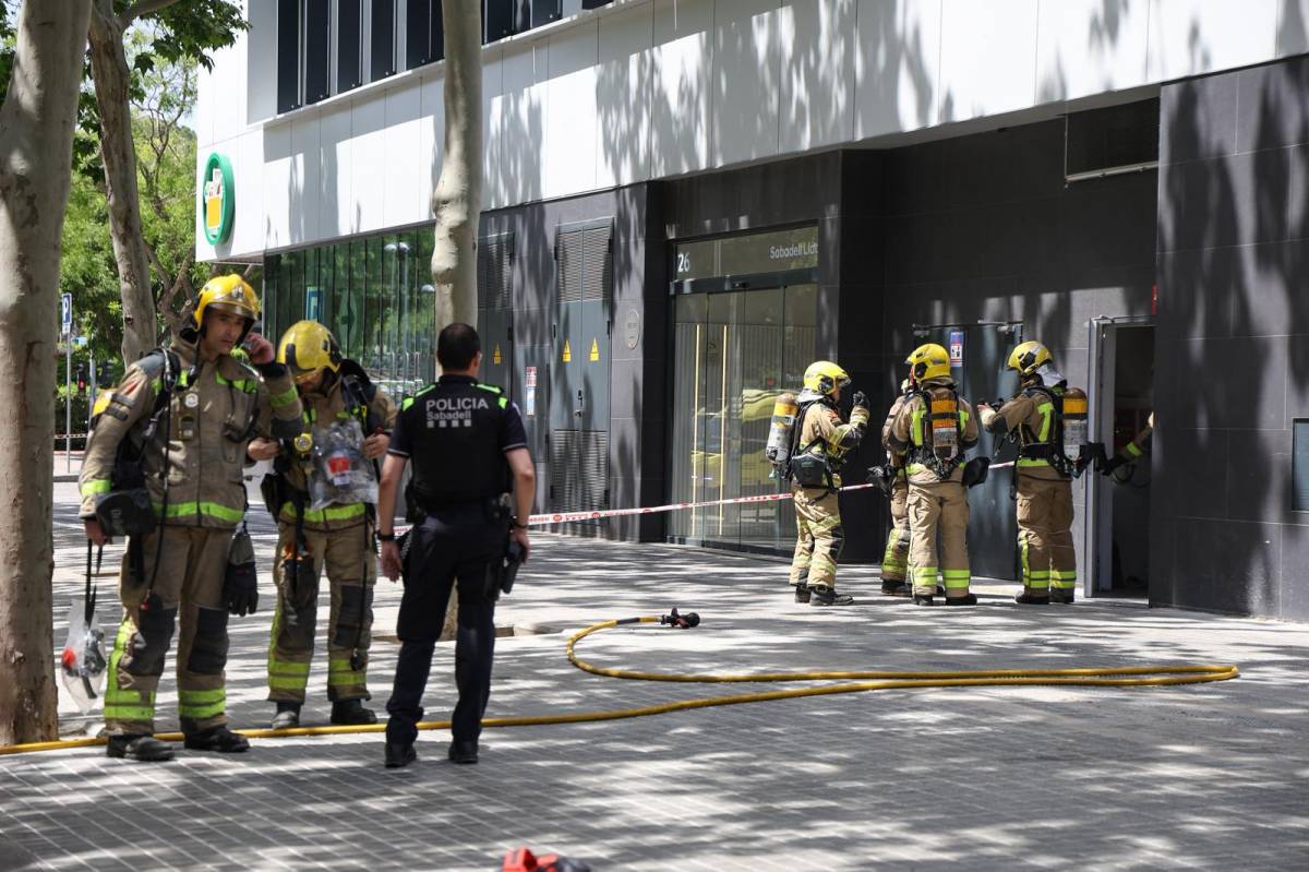 Actuació dels Bombers per un incendi en una sala de comptadors - VÍCTOR CASTILLO