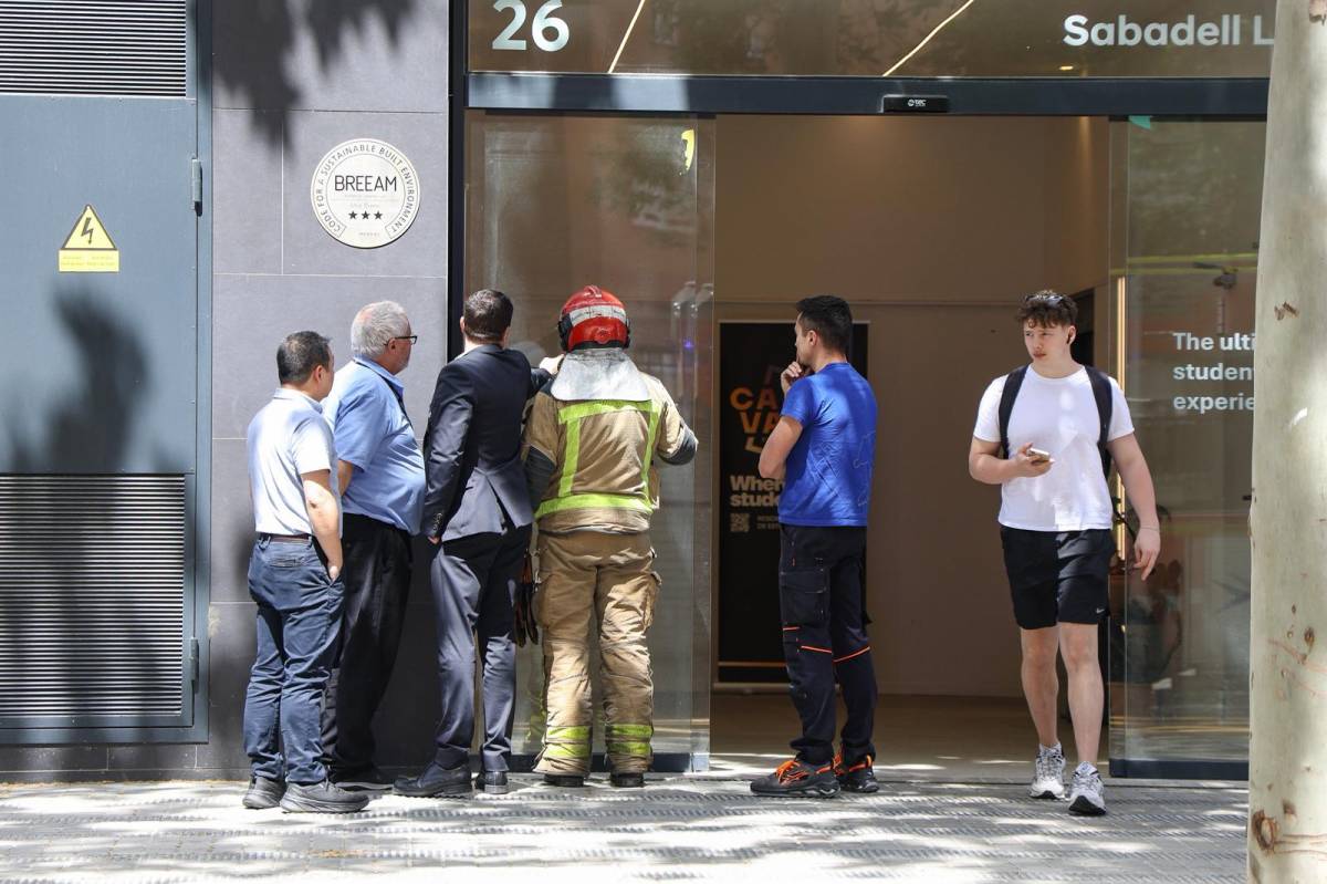 Actuació dels Bombers per un incendi en una sala de comptadors - VÍCTOR CASTILLO