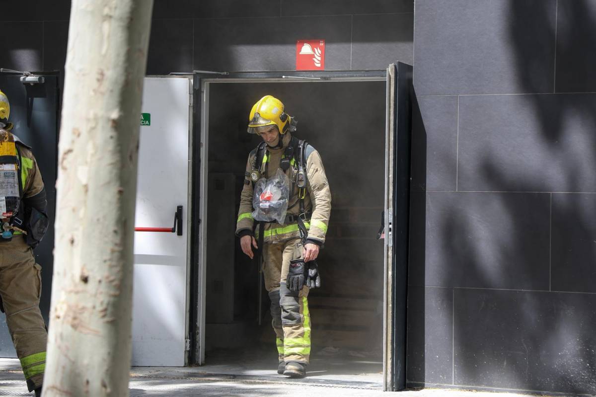 Actuació dels Bombers per un incendi en una sala de comptadors - VÍCTOR CASTILLO