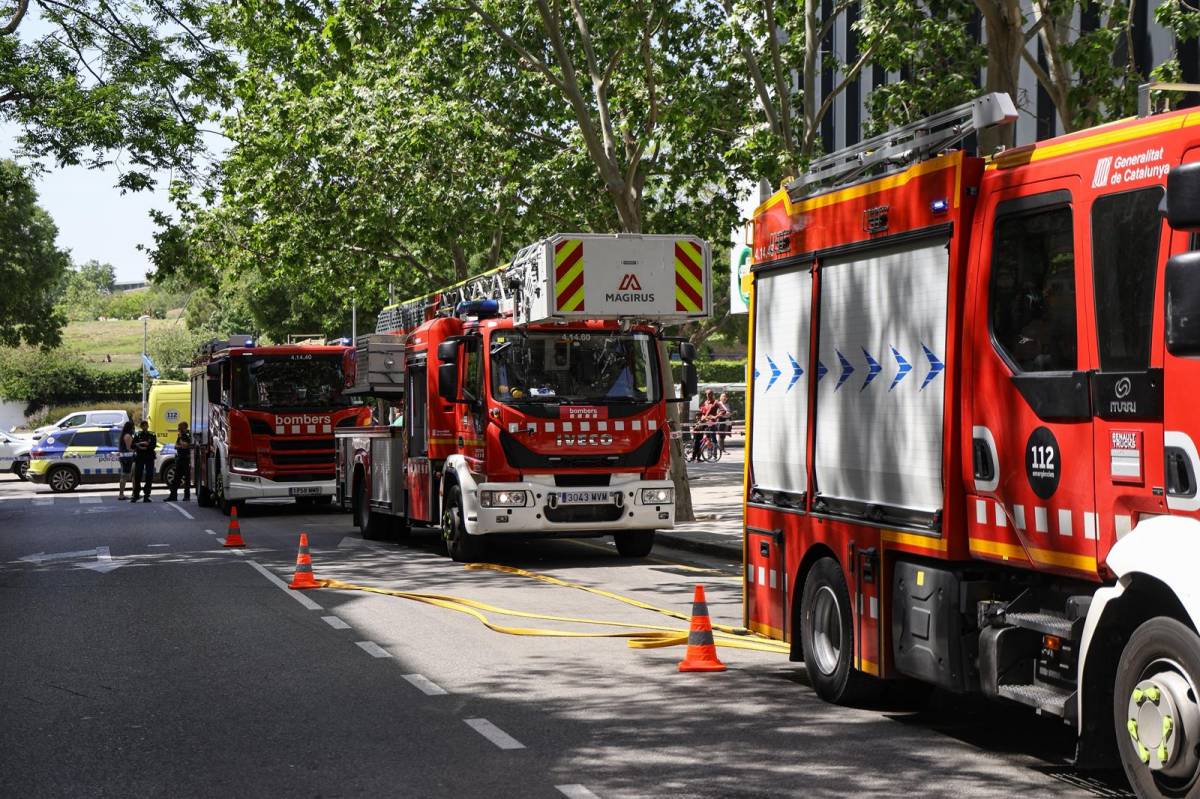 Actuació dels Bombers per un incendi en una sala de comptadors - VÍCTOR CASTILLO