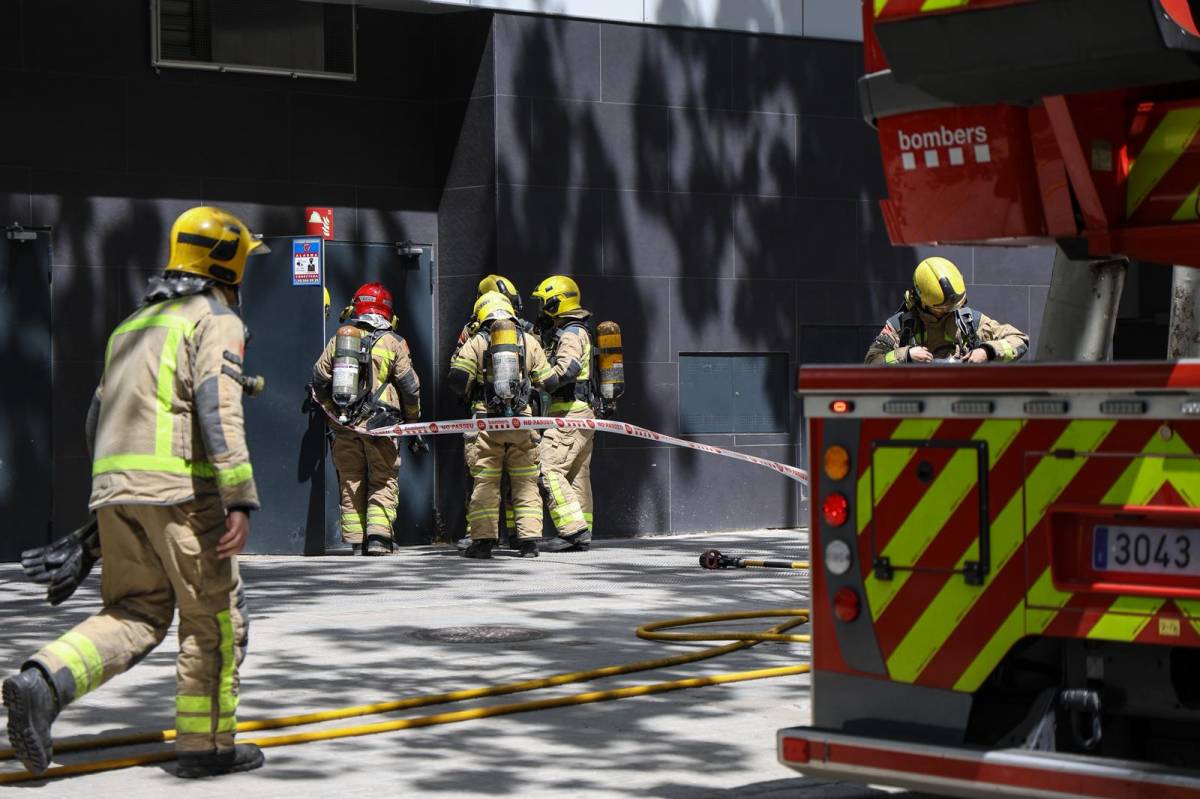 Actuació dels Bombers per un incendi en una sala de comptadors - VÍCTOR CASTILLO