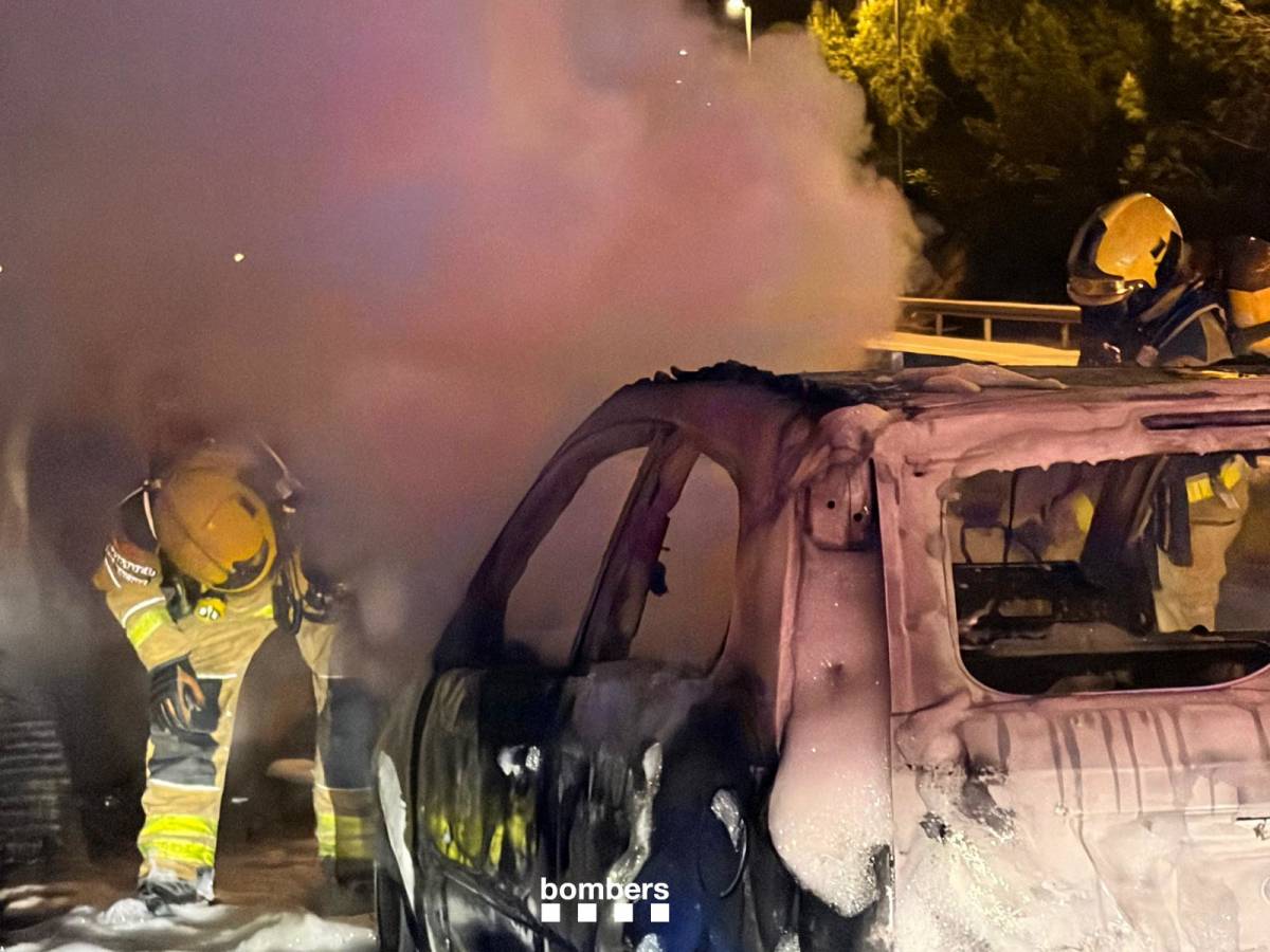 Un cotxe queda totalment calcinat a la C-58 a l'alçada de Terrassa