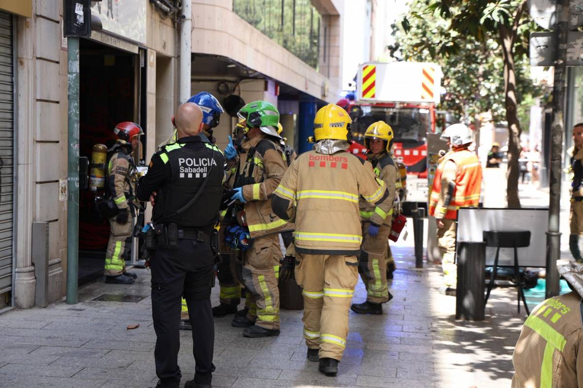 Actuació dels bombers al restaurant afectat del carrer de Gràcia - VÍCTOR CASTILLO