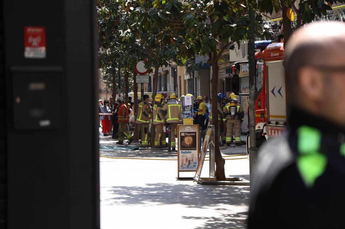 Actuació dels bombers al restaurant afectat del carrer de Gràcia - VÍCTOR CASTILLO