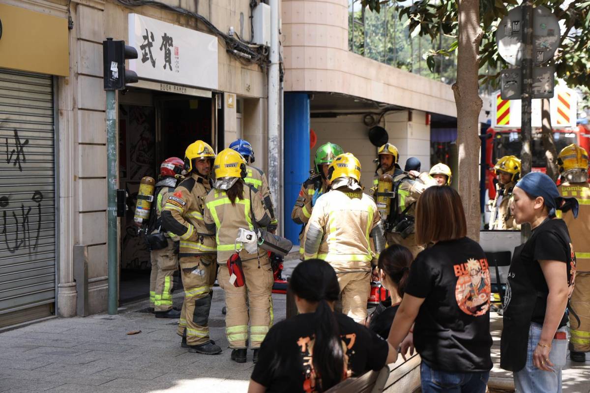 Actuació dels bombers al restaurant afectat del carrer de Gràcia - VÍCTOR CASTILLO