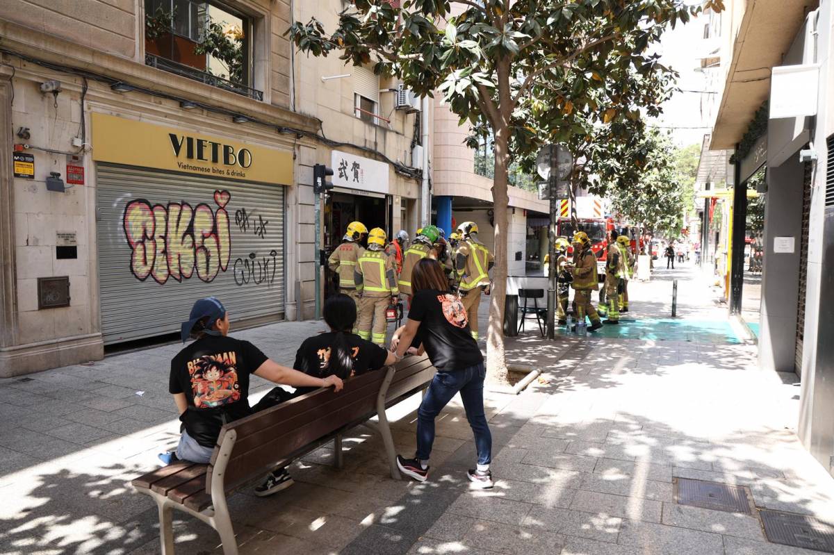Actuació dels bombers al restaurant afectat del carrer de Gràcia - VÍCTOR CASTILLO