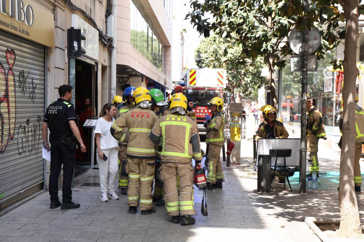 Actuació dels bombers al restaurant afectat del carrer de Gràcia - VÍCTOR CASTILLO