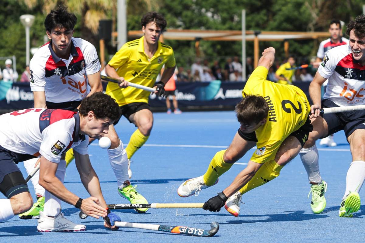 Arnau Pérez, lluitant per una bola - Lluís Clotet