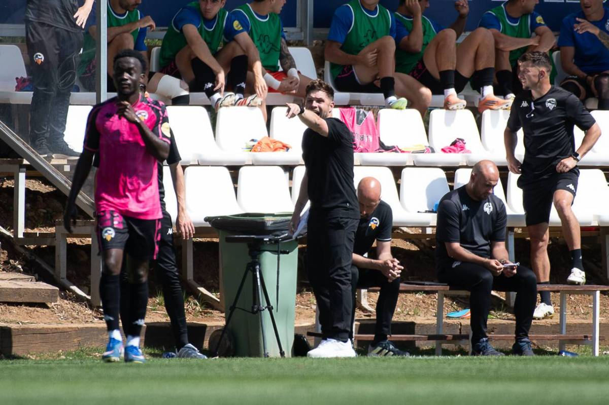 Costa, donant indicacions durant l`enfrontament