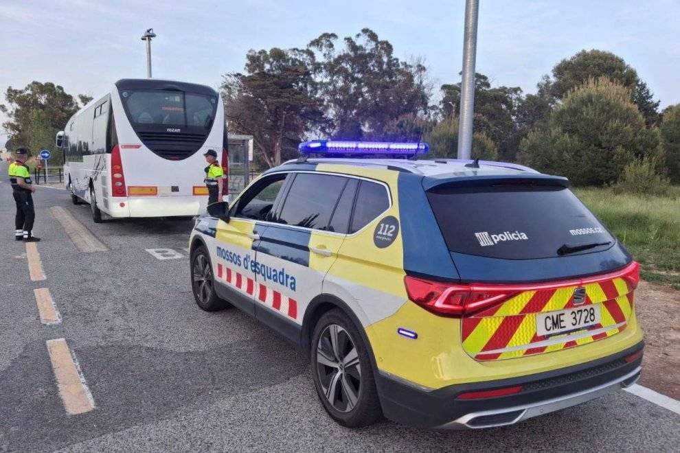 Detingut un conductor d'autobús per circular begut, sense cinturó i amb passatgers