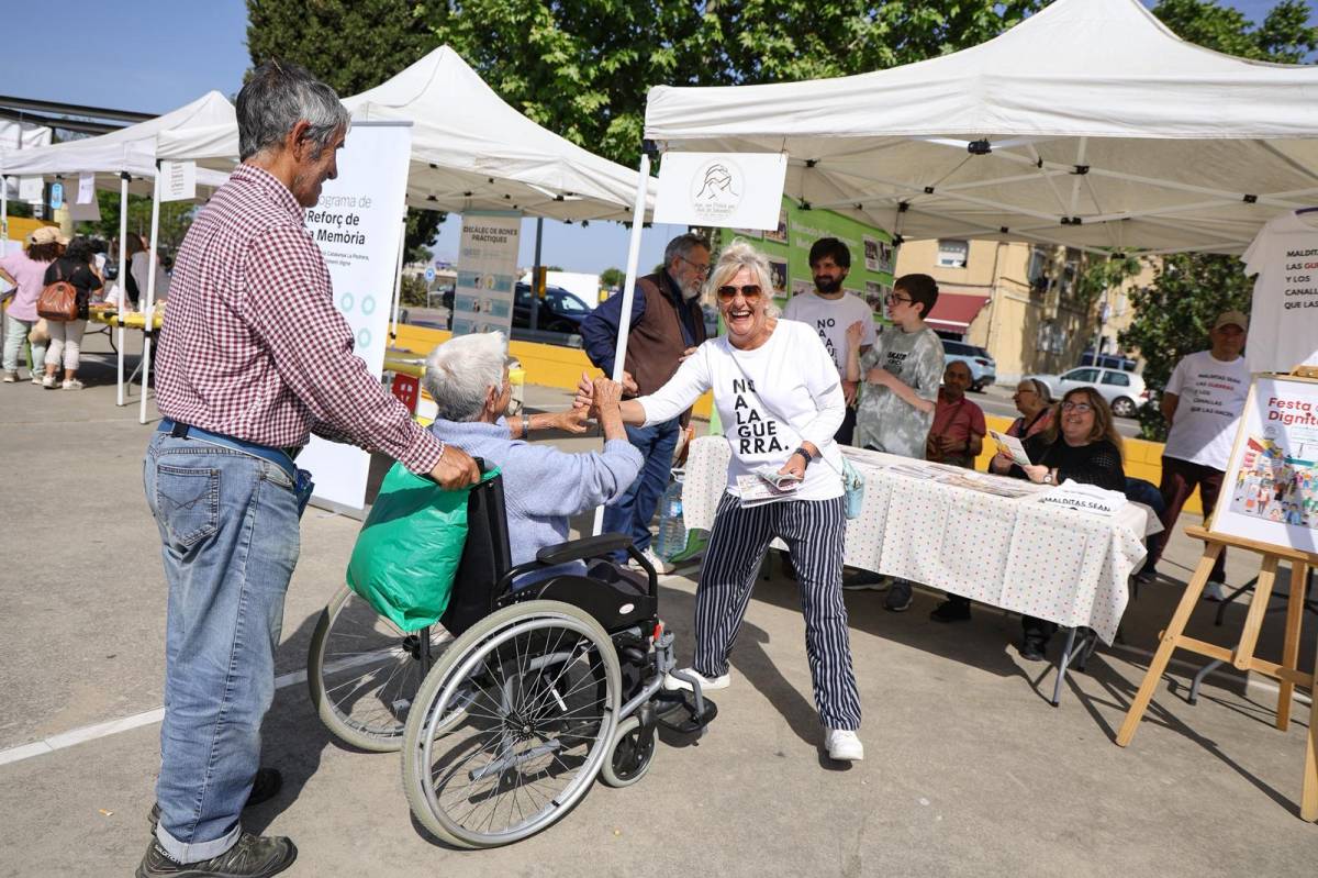 La plaça de Picasso es converteix en epicentre de convivència amb la Mostra d’Entitats del Districte 6