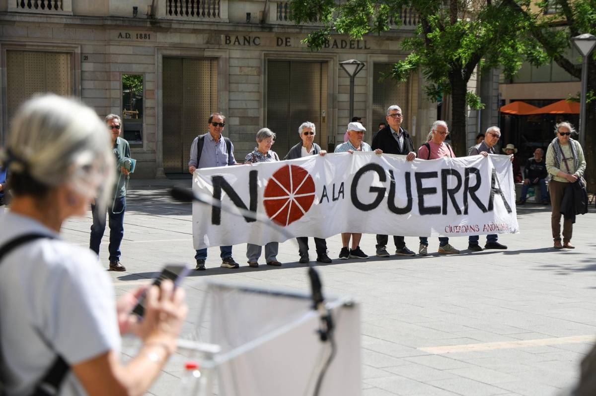 El so de les sirenes uneix Sabadell i Gernika en un clam per la memòria