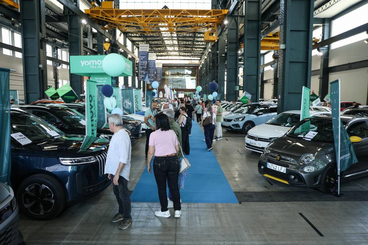 La Fira Vehicle d’Ocasió omple Sabadell de curiosos, famílies i futurs compradors