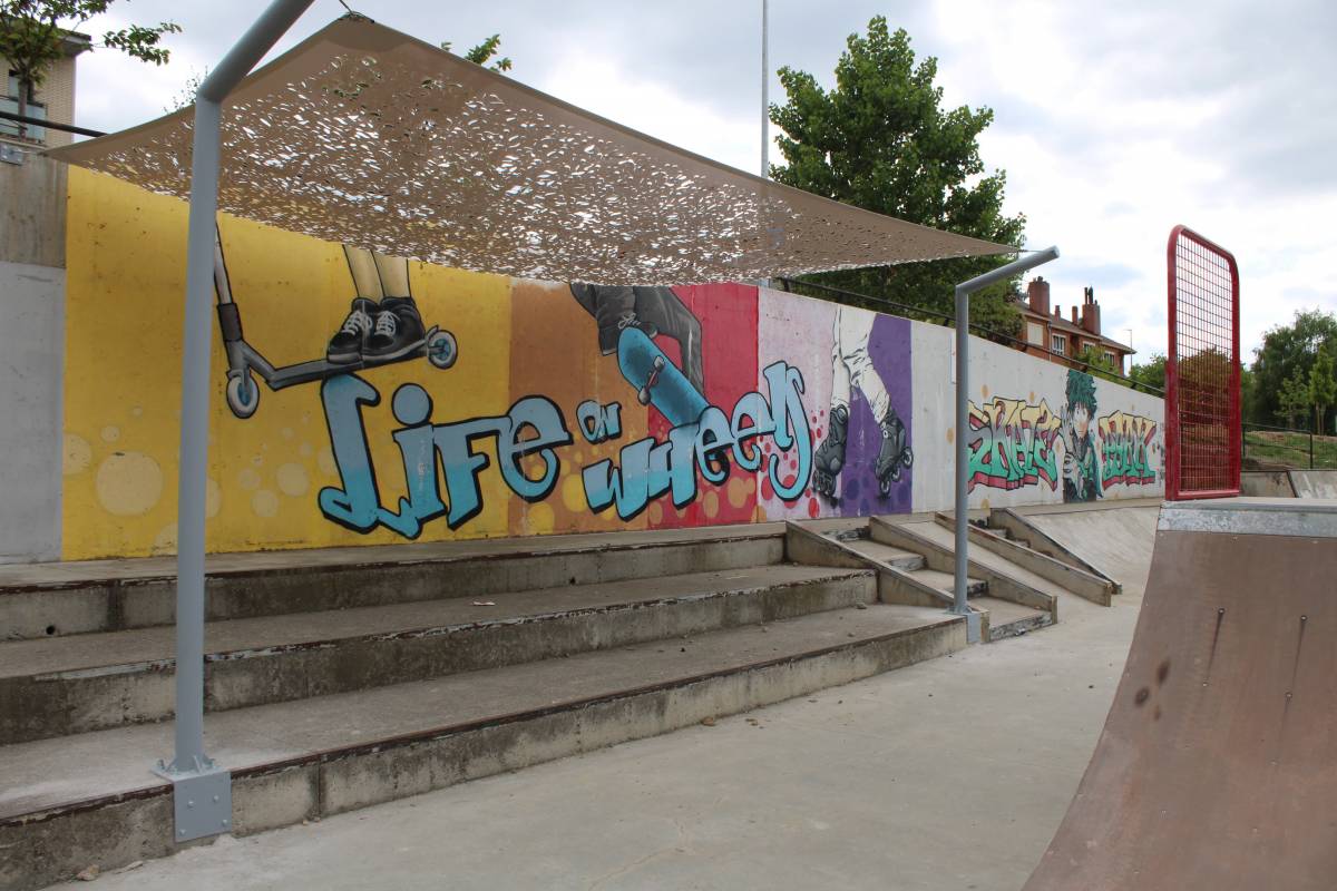 Instalen un tendal per fer ombra a l'skatepark de Solsona 