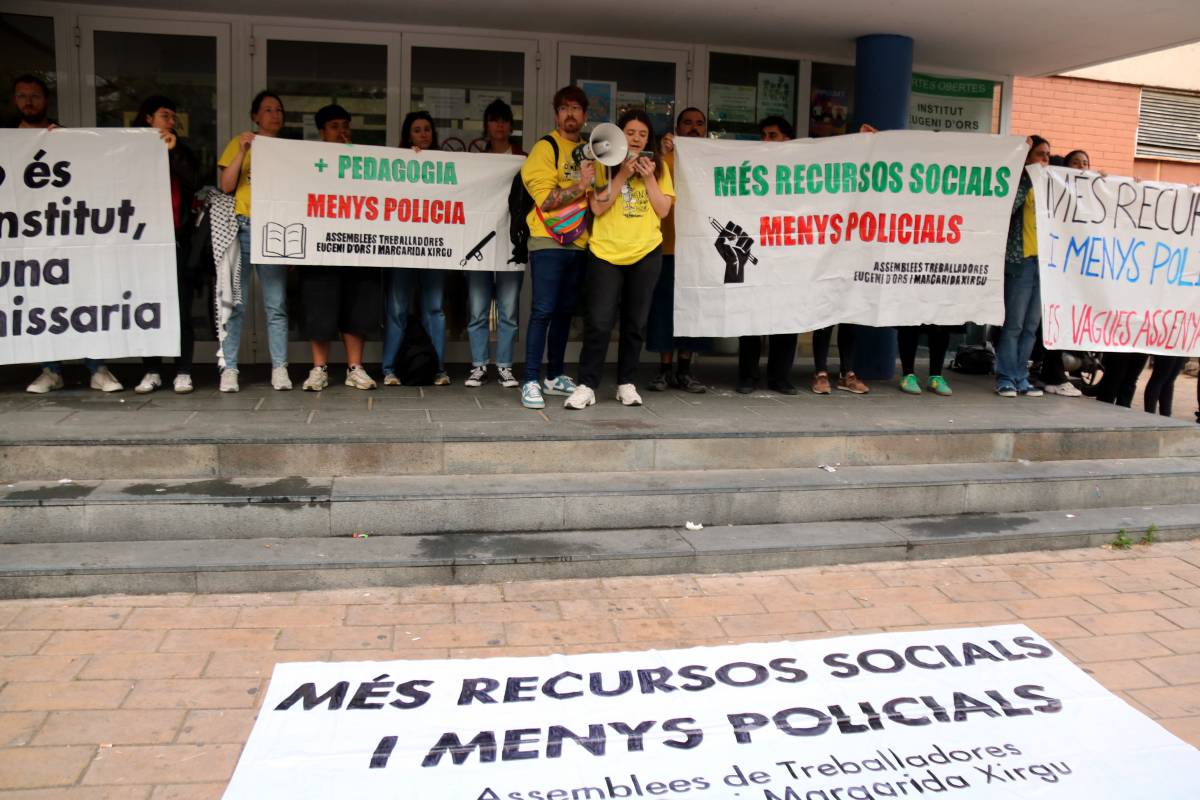 Protesta als instituts de l'Hospitalet escollits per destinar-hi mossos de paisà: «És un atac racista»
