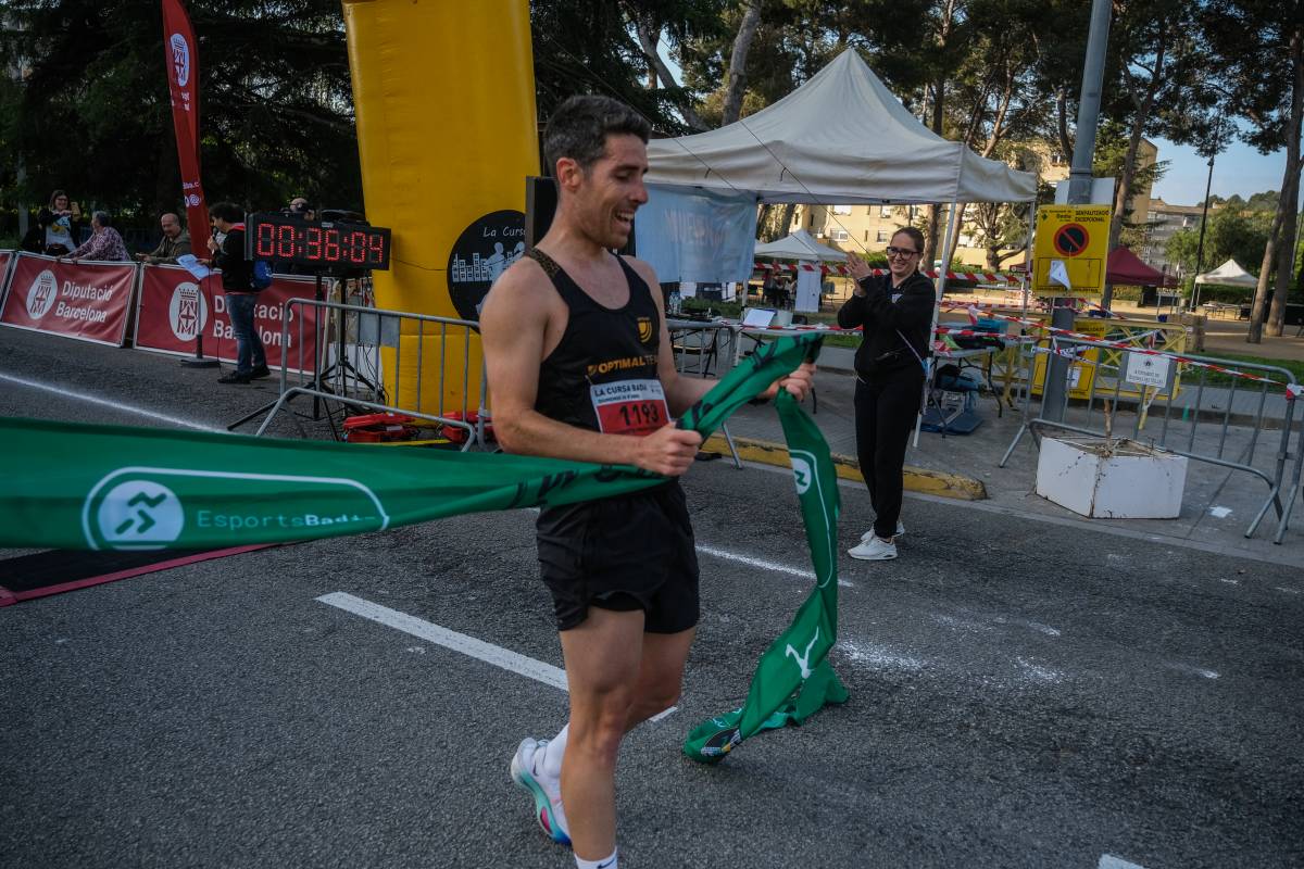 FOTOS | La Cursa omple els carrers de Badia
