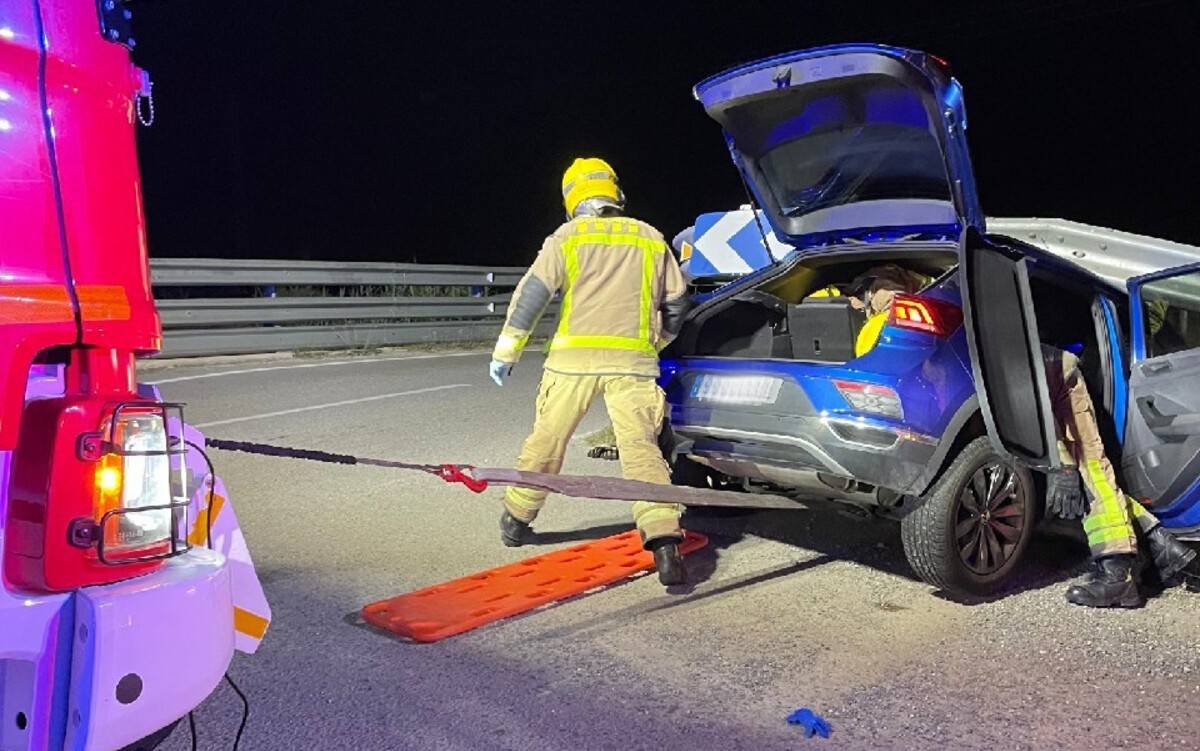 Un vehicle surt de la via a Camarles i deixa un conductor ferit