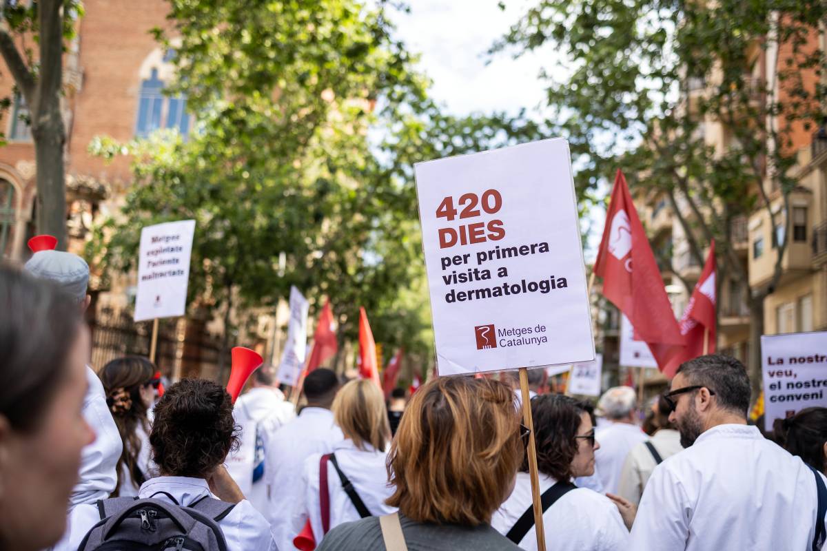 Els metges estenen la campanya per deixar de fer hores extra als CAP i endureixen la pressió al Govern