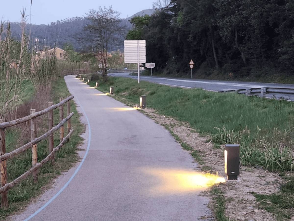 Acaben les obres d'il·luminació del carril bici entre Riells i Breda