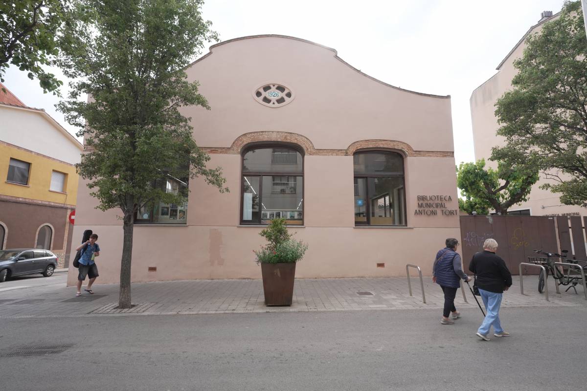 L`exterior de la Biblioteca Antoni Tort de Castellar
