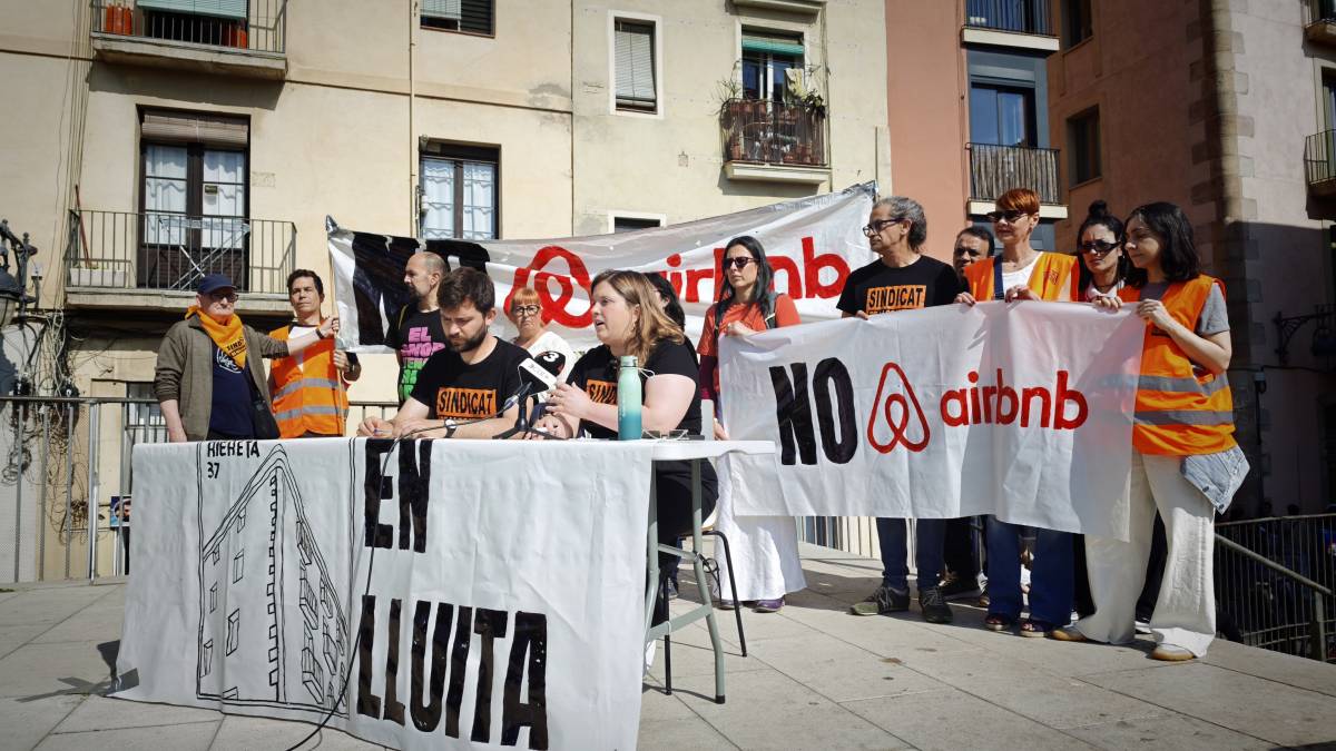 Trenta famílies llogateres s'uneixen contra un gegant immobiliari amb un perfil fantasma a Airbnb