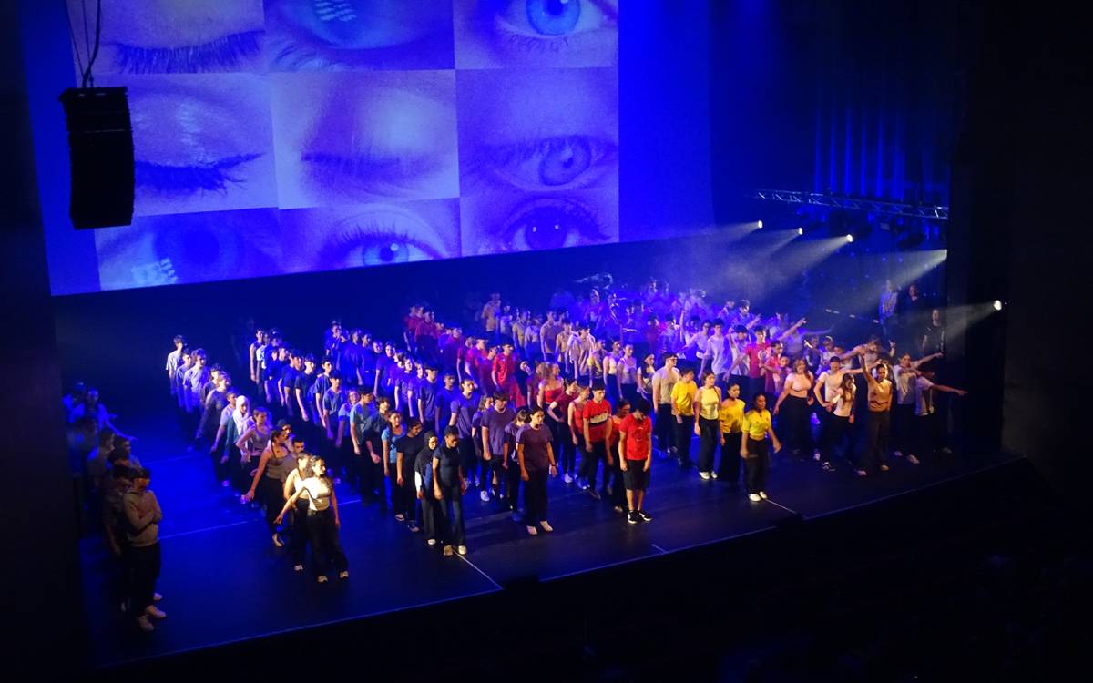 Prop de 600 alumnes porten la salut mental a escena amb un nou projecte Fem Dansa!