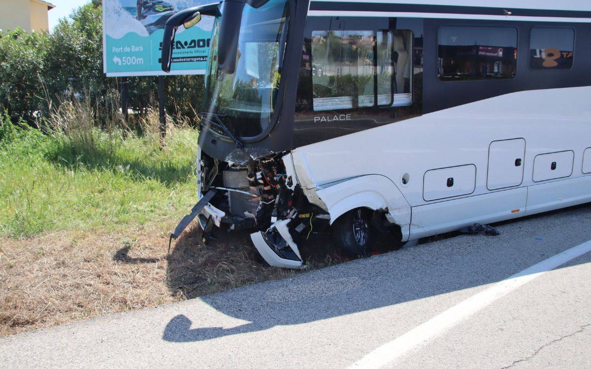 Accident mortal a l'N-340 a Roda de Berà: xoc frontal entre un cotxe i una autocaravana
