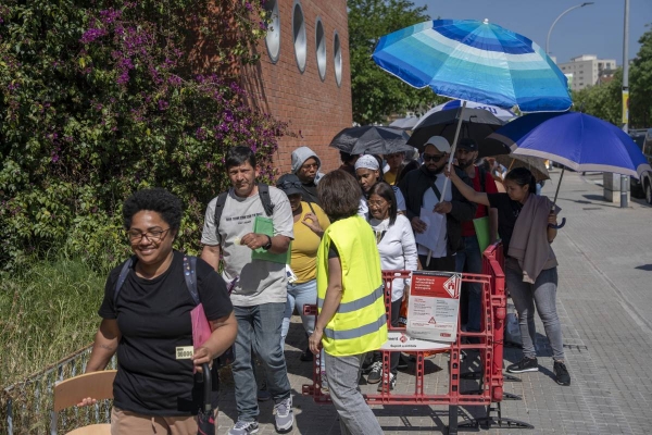 Continuen les cues per a la regularització d'immigrants a Terrassa