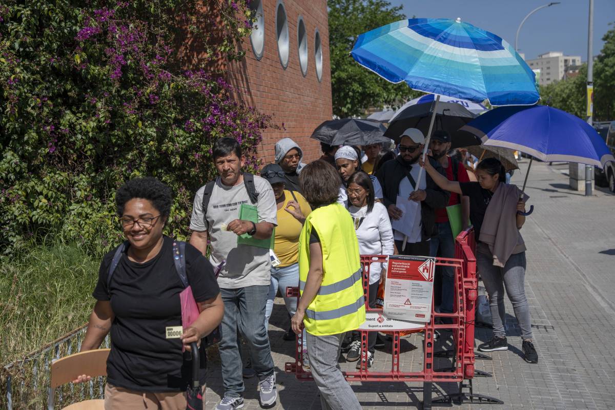 Continuen les cues per a la regularització d'immigrants a Terrassa