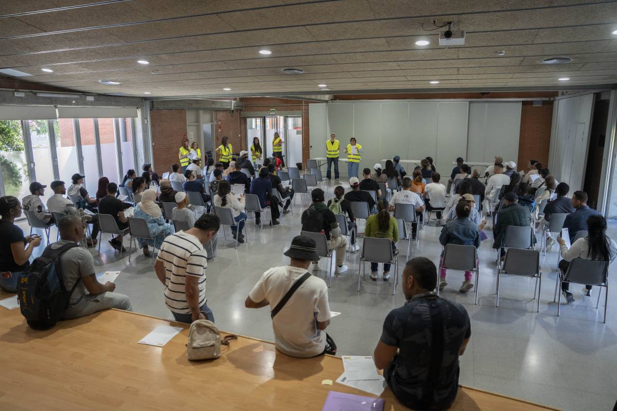 Persones dins del centre cívic - Alberto Tallón