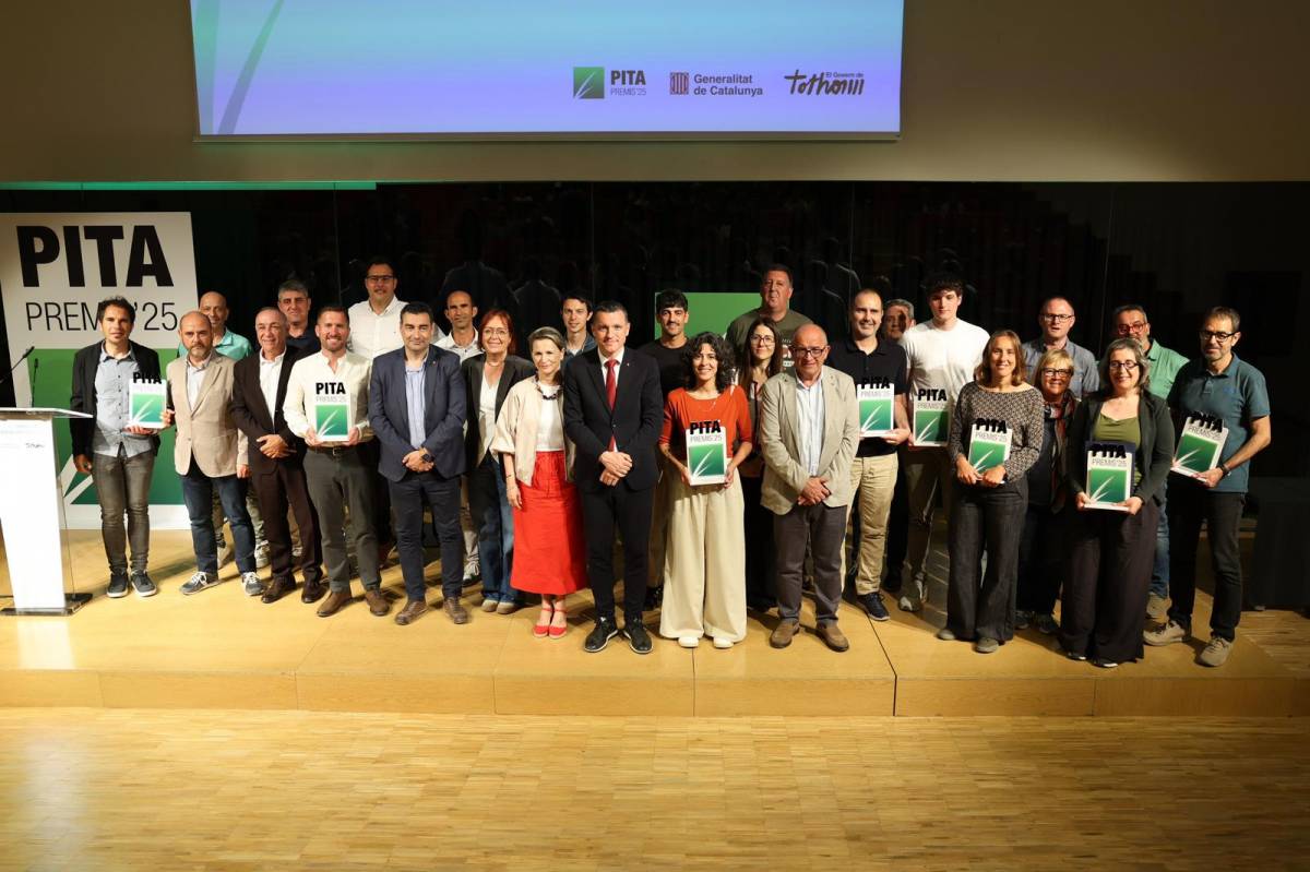Fotografia del conseller Òscar Ordeig amb els premiats - Agricultura 