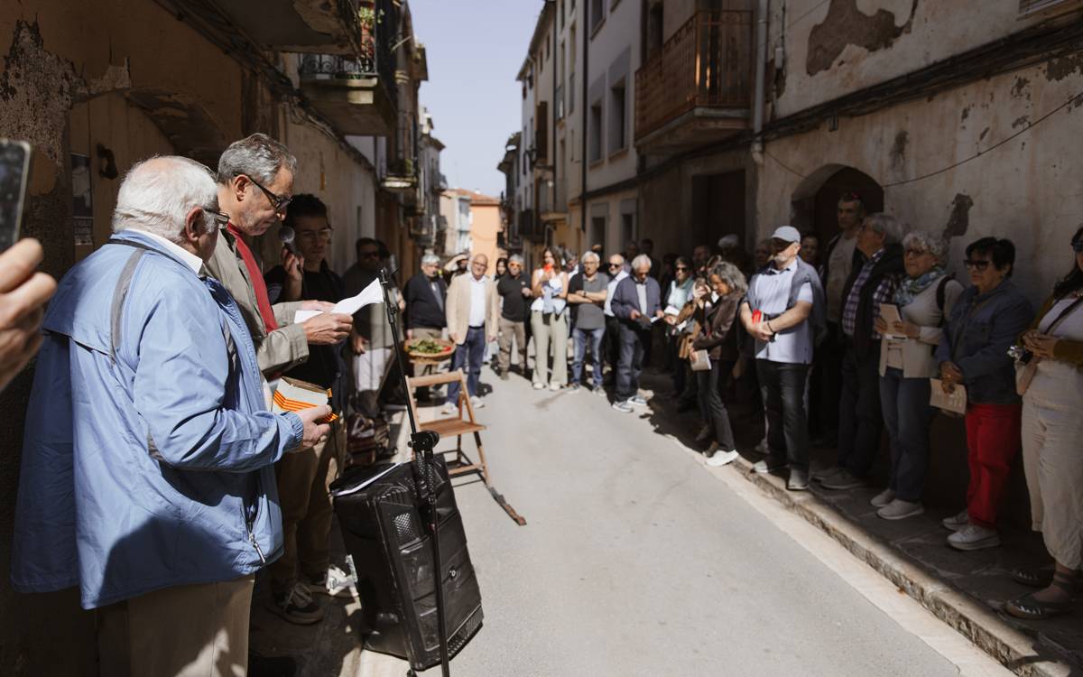 Artés homenatja sis veïns deportats als camps nazis amb llambordes Stolpersteine