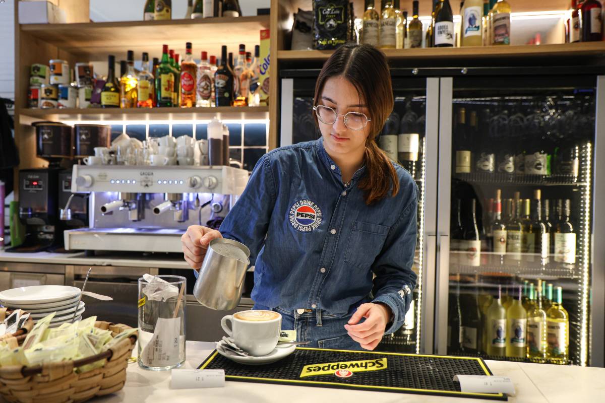 El primer contacte amb el món laboral: 87 vacants d’estiu a empreses del Vallès Occidental