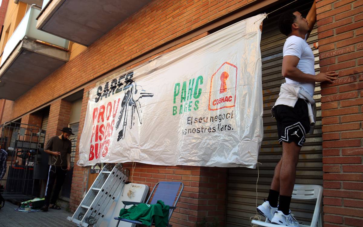 Protesta contra l'estoc de la Sareb: «És incomprensible que hi hagi blocs buits amb famílies vivint en hostals»