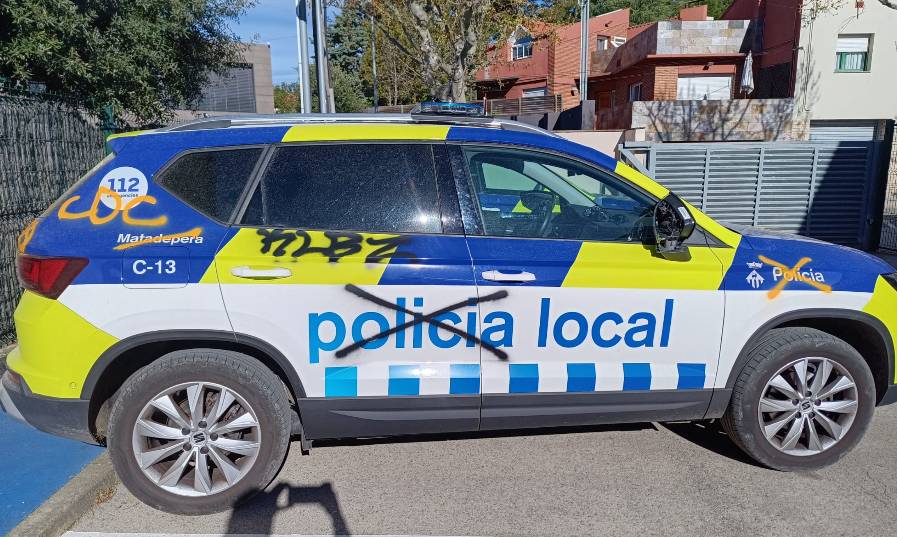 Detingut a Terrassa un jove per fer pintades a un cotxe de policia