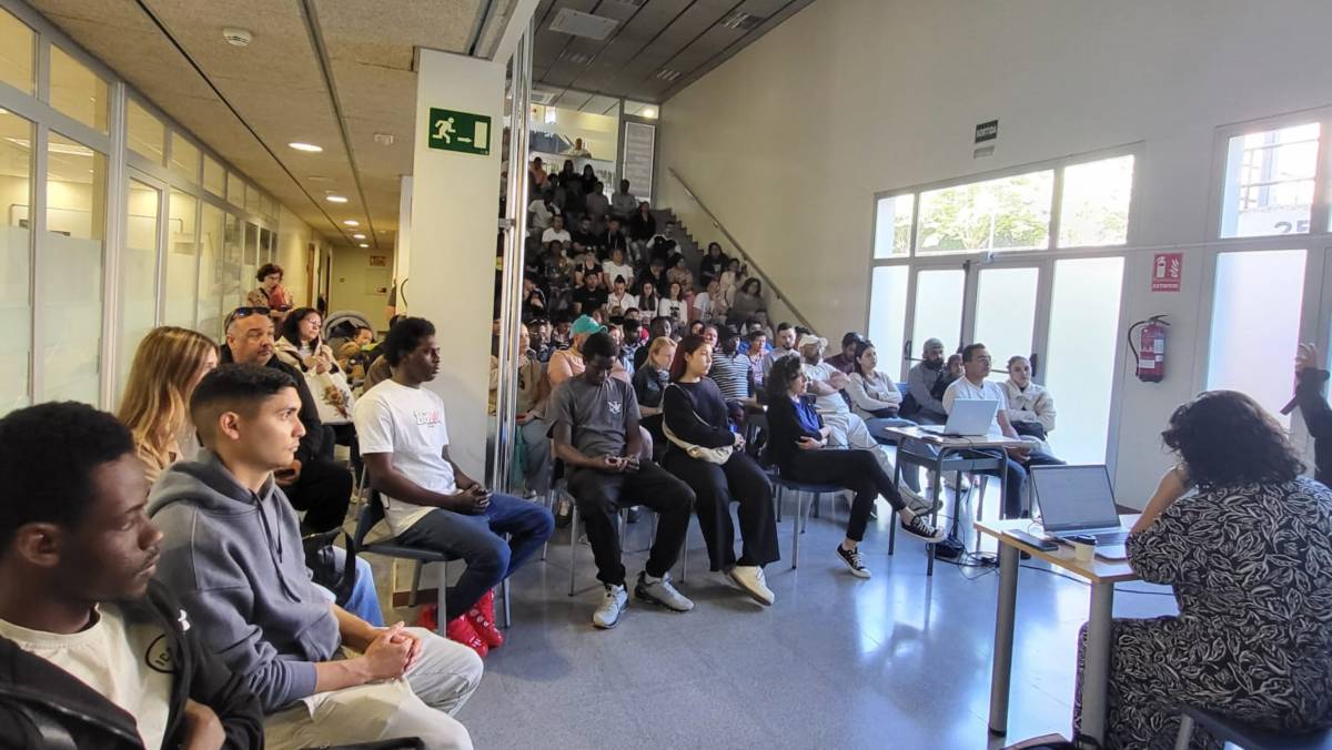 Més de 120 persones a la xerrada de la regularització de migrants a Sant Celoni