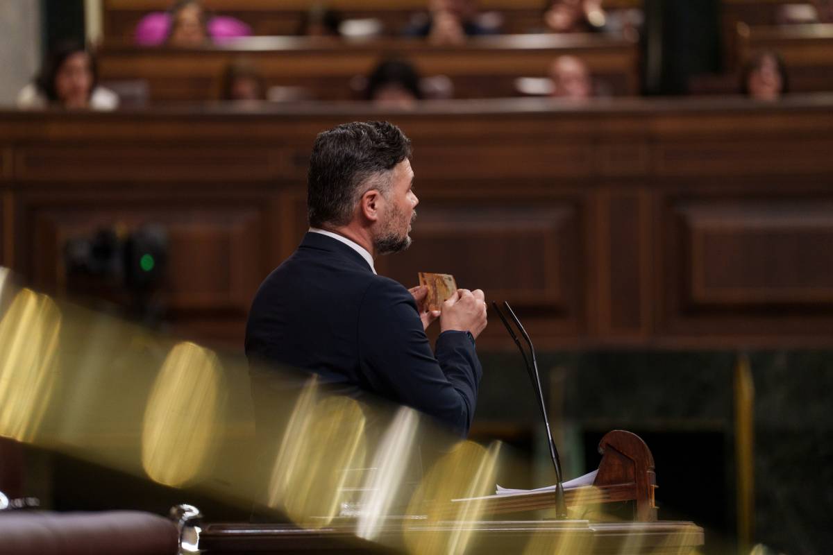 Gabriel Rufián treu un bitllet de 50 euros al Congrés: «És la bandera de PP, Vox i Junts»