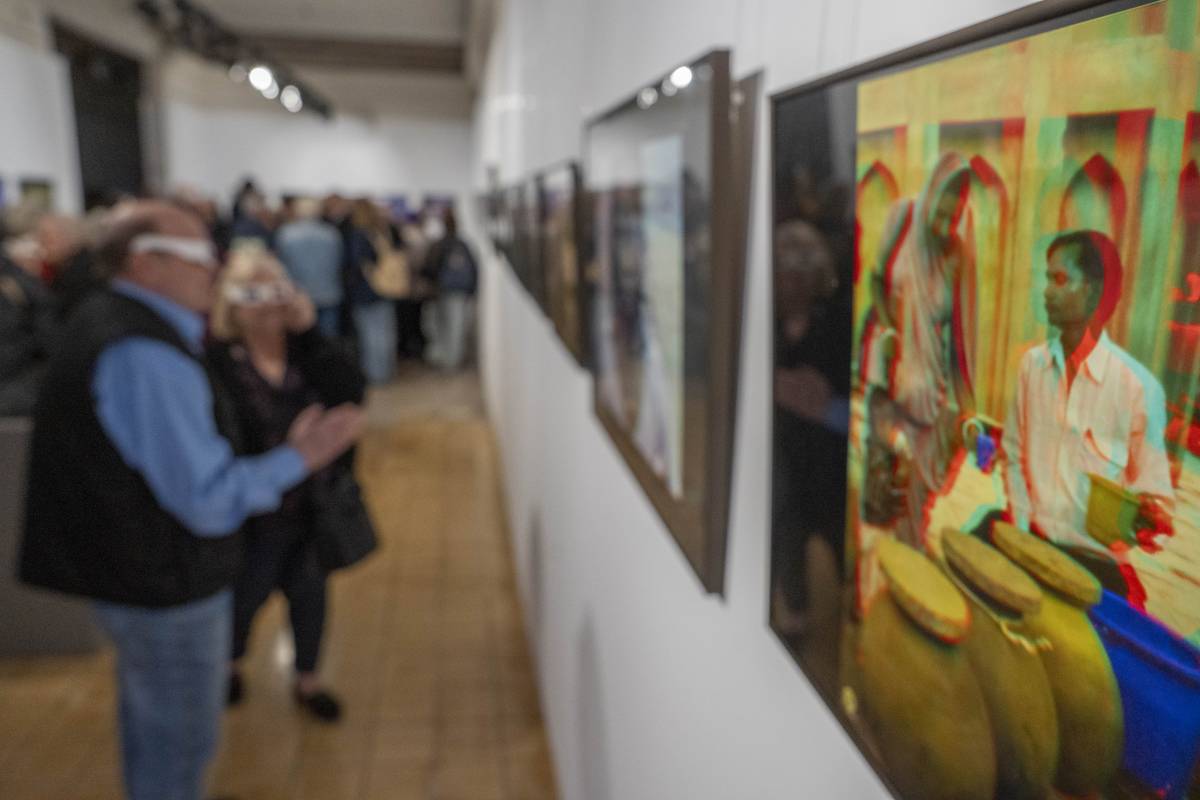 Participants en la inauguració de la mostra, celebrada el 14 d'abril - Nebridi Aróztegui
