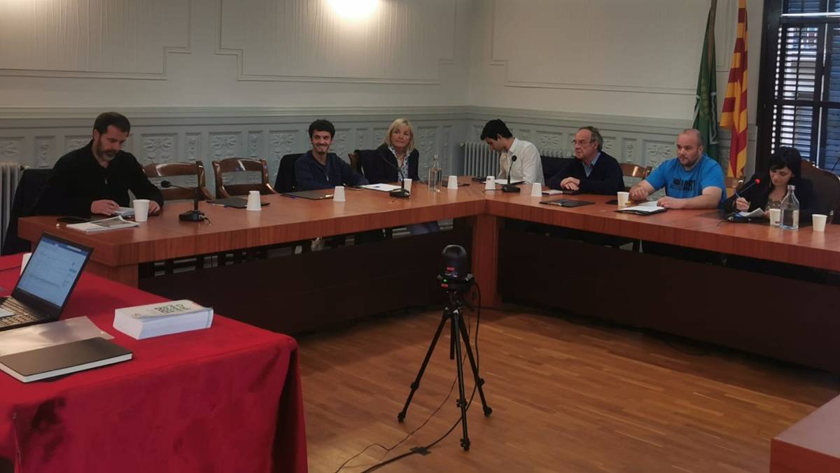 Primer ple de Ripoll amb les cadires buides del PSC