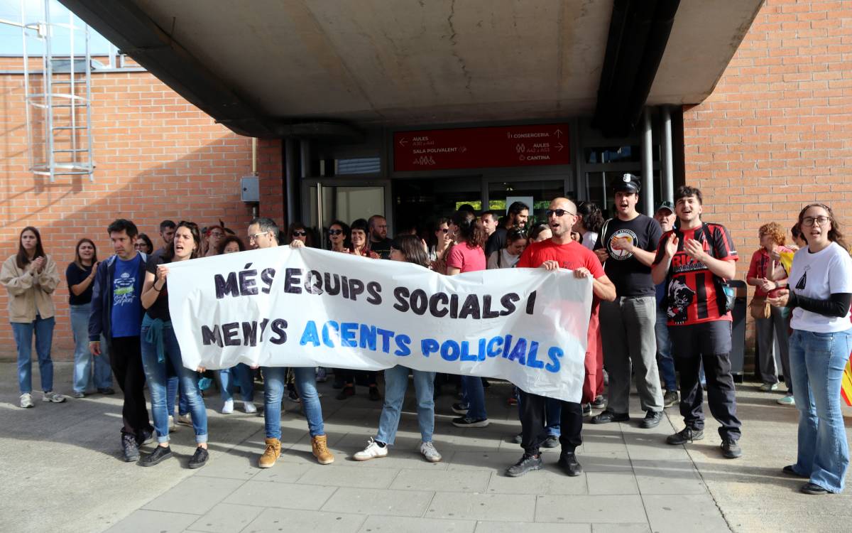 Els claustres de tres dels instituts de Vic rebutgen mossos a les aules