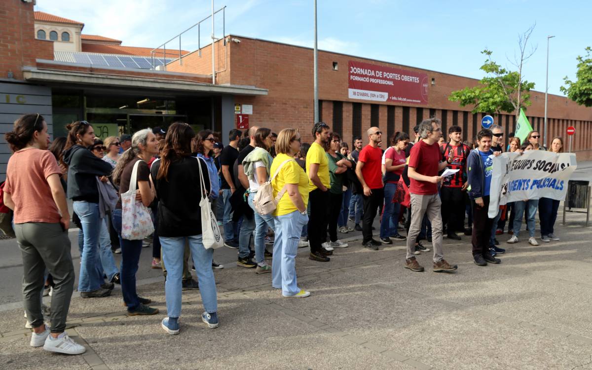 Una setantena de docents s`han concentrat a l`Institut de Vic per rebutjar la presència de mossos als centres educatius.