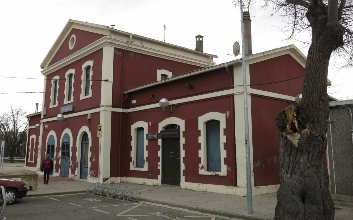 Manlleu exigeix una estació de tren «digne, funcional i accessible»