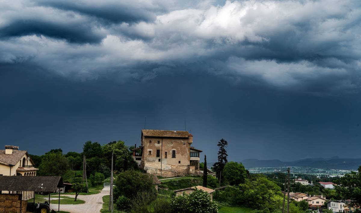 El Meteocat activa avisos per tempestes a 13 comarques