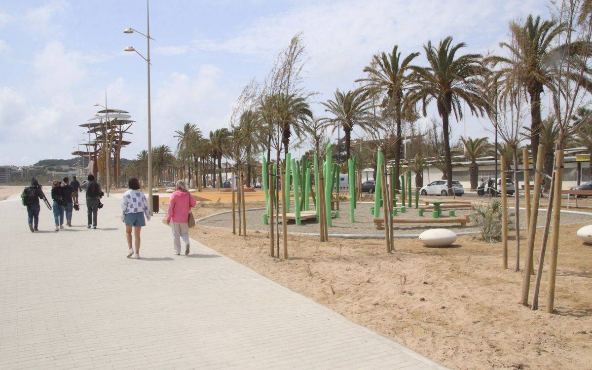 S'estrena el renovat passeig marítim de la Pineda amb 20 metres més de platja