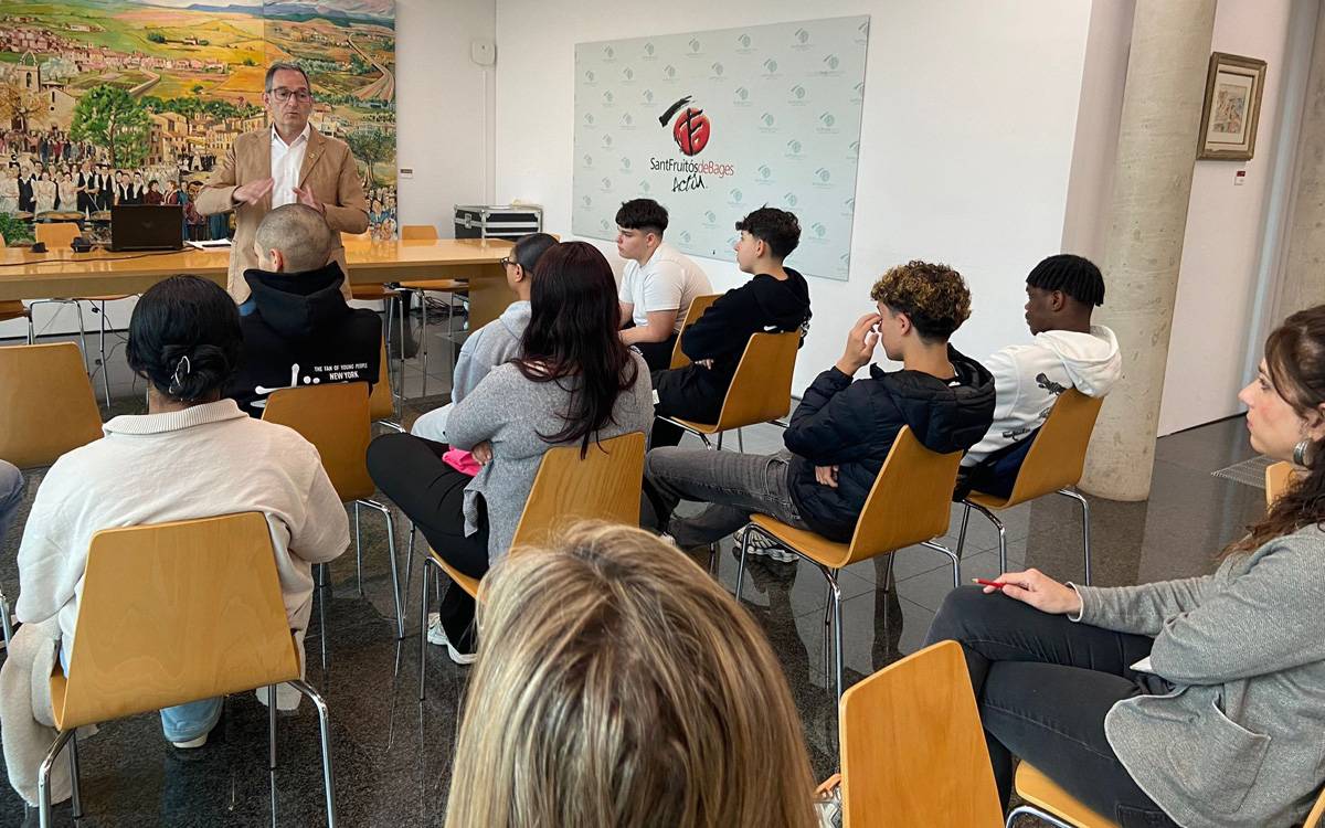 Alumnes del PFI visiten l'Ajuntament de Sant Fruitós per treballar l'emancipació